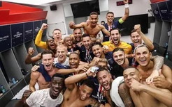 队史首次进欧冠决赛，巴黎晒更衣室合照：以你们为荣