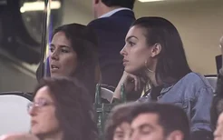 C罗的女友乔治娜现场观看欧冠八强次回合尤文与阿贾克斯的比赛