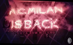 满屏红色！米兰球迷在总部外燃放烟火，庆祝球队重返欧冠