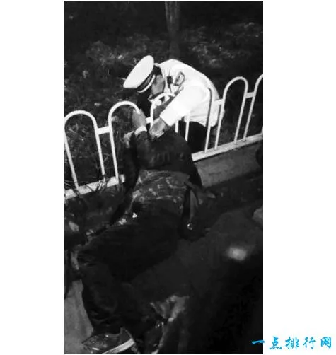 交警跪地半小时救助头部被卡老人 网友纷纷称赞其为“最帅警察”