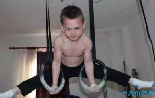 世界最强壮男孩朱利亚诺·斯特勒 年仅3岁就全身肌肉