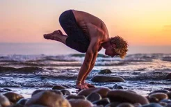 男生瑜伽每天必练8个动作（男人练瑜伽的基本动作）