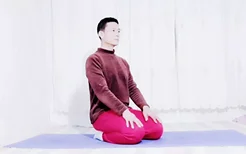 跪坐的正确姿势（跪瑜伽坐正确动作方法是什么样子）